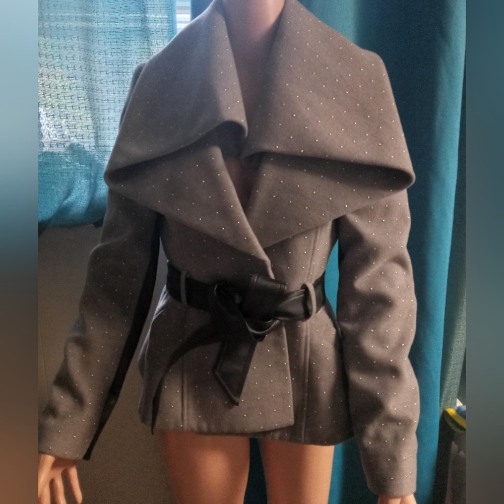 Bebe short jacket with faux leather belt 🤩 and arm accents,very nice and unique
